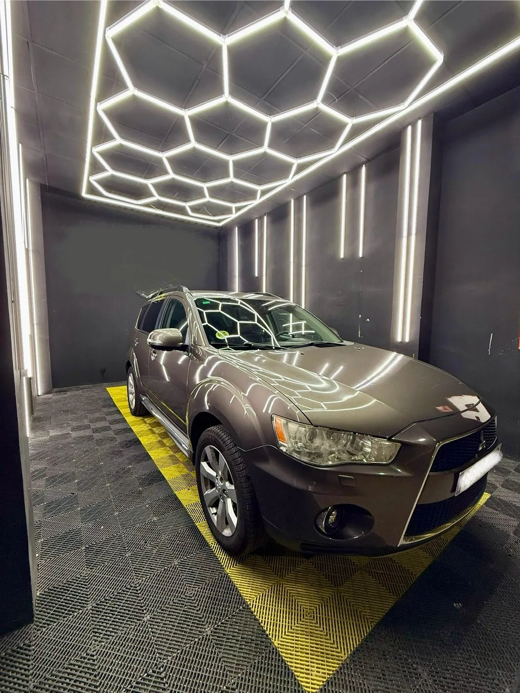 Photograph of the Mitsubishi Outlander in the RoadStar fleet