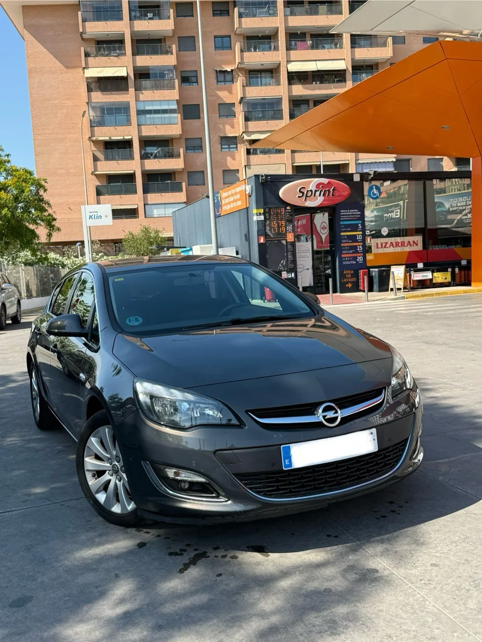 Photograph of the Opel Astra Elegance in the RoadStar fleet