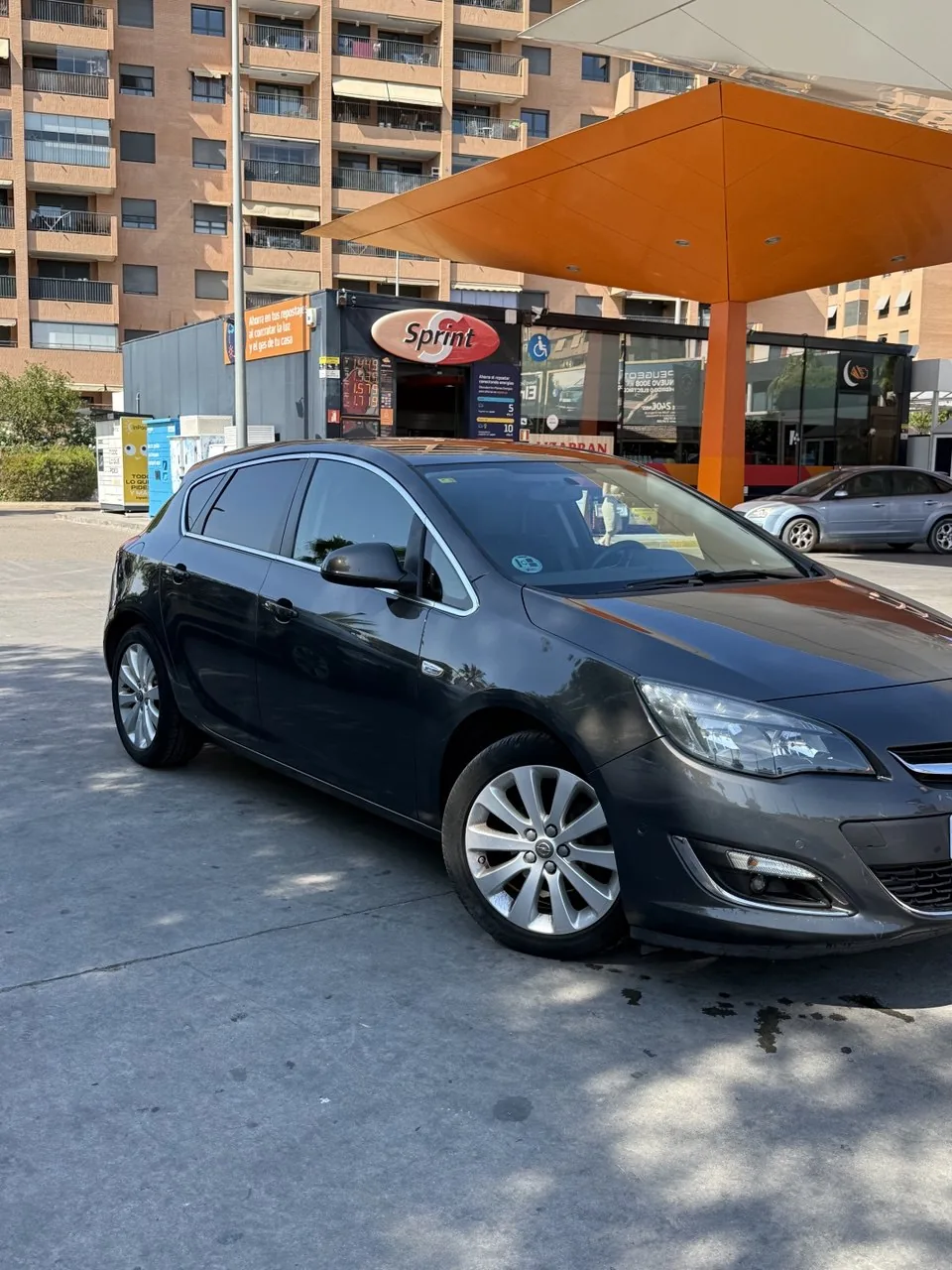 Photograph of the Opel Astra Elegance in the RoadStar fleet
